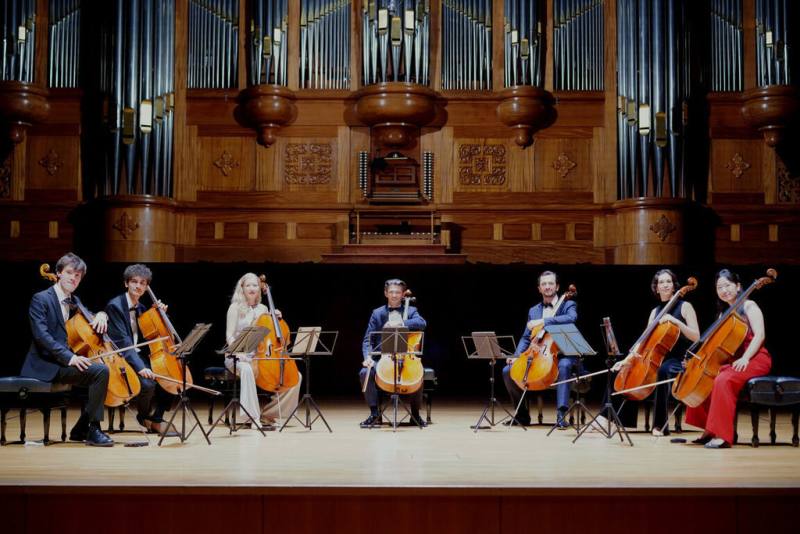 法國大提琴名家高提耶．卡普松（Gautier Capuçon）（左4）帶著7把大提琴組合Capucelli訪台演出，演繹從古典到當代的跨界作品。（牛耳藝術提供）