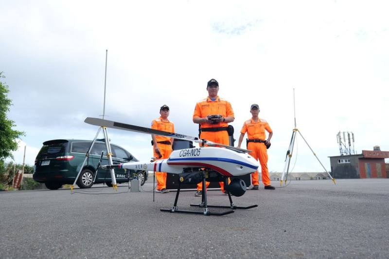 海巡署「無人機區隊」於民國108年成立，透過無人機即時影像傳輸系統，可進行遠距監控作業，廣泛運用於即時偵搜、監控、救災勘查和情資整合等工作。（海巡署提供）