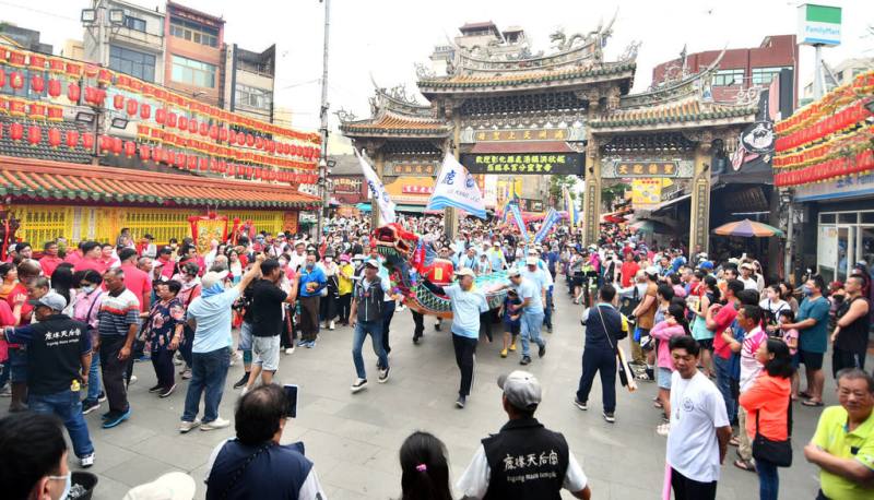 彰化縣政府3日舉行龍王祭，為2025鹿港慶端陽系列活動揭開序幕，各界於鹿港龍山寺恭請龍王尊神起駕，隨後藝陣與表演團體陪同遶境，至天后宮迎請水仙尊王同行。（彰化縣政府提供）