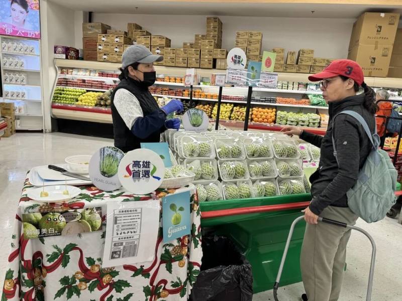 高雄市農業局農產拓銷團開拓加拿大市場，近日透過超市試吃、食農教育等活動，推銷芭樂、蜜棗及火龍果等農產。（高雄市農業局提供）