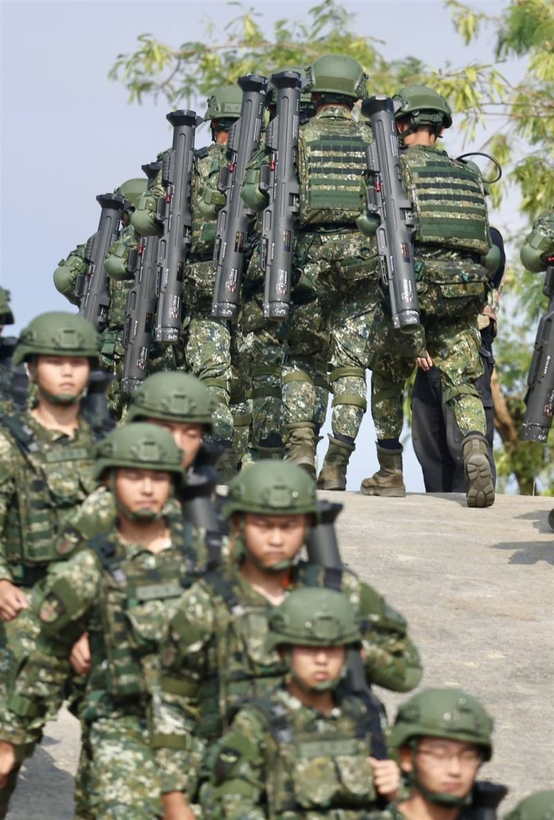 內政部推出「役男入營時程申請系統」，可上網申請「優先入營」或「延緩入營」。圖為役男實彈射擊紅隼火箭彈