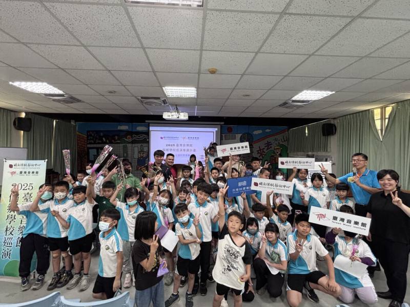 台灣音樂館自2021年起推動「偏鄉學校巡演推廣計畫」，以台灣作曲家改編的傳統民謠與原創作品為核心，走入校園、走近孩子，2日前往台南市東山區青山國小等偏鄉學校巡演。（台灣音樂館提供）