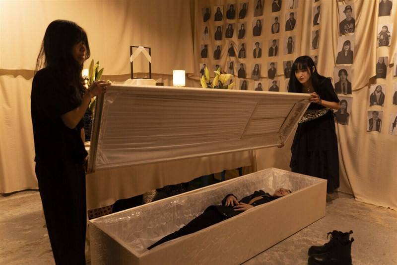 The coffin experience is prepared in a exhibition in March established by the "Wanderers" of the Chinese Culture University. Photo courtesy of Wanderers