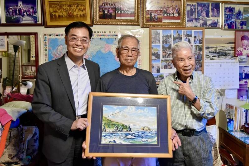 政治受難者陳顯宗（中）無償捐贈難友王嵩岳於1961年在綠島服刑期間繪製的畫作「三峰岩」給國家人權博物館收藏，人權館長洪世芳（左）2日親赴桃園陳宅致意。（人權館提供）