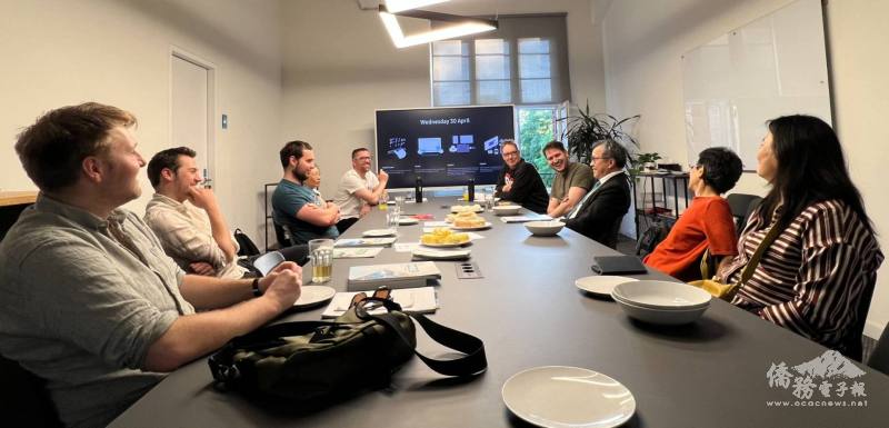 新成立的華語文學習中心於4月30日迎來最佳的師資, 由謝志偉與學生們討論臺灣與德國近期兩國關係的發展