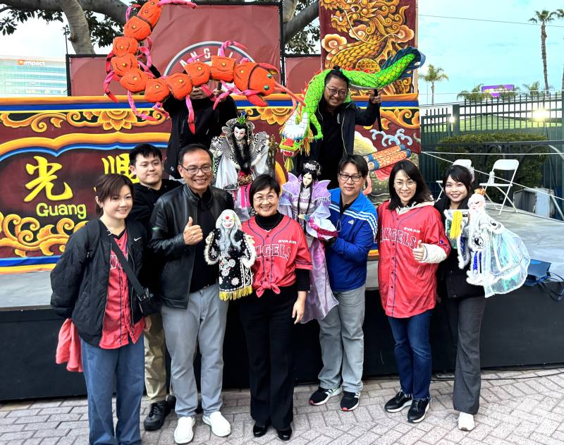 僑務委員長徐佳青（中）、駐洛杉磯辦事處副處長陳令欣（右二）及橙僑中心主任蕭蓓如（左一），恭賀光興閣掌中劇團在天使隊棒球場成功演出