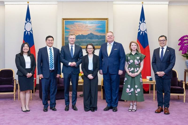 副總統與美國智庫「大西洋理事會」共和黨策士團合影