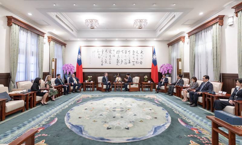 President Lai exchanges views with a delegation from the Atlantic Council.