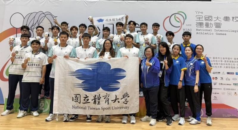 114年全大運2日圓滿落幕，羽球賽事最後一天進行公開男子組團體決賽，由退役奧運男雙金牌好手李洋（前右6）帶領的國體大男團成功摘金。（國體大提供）