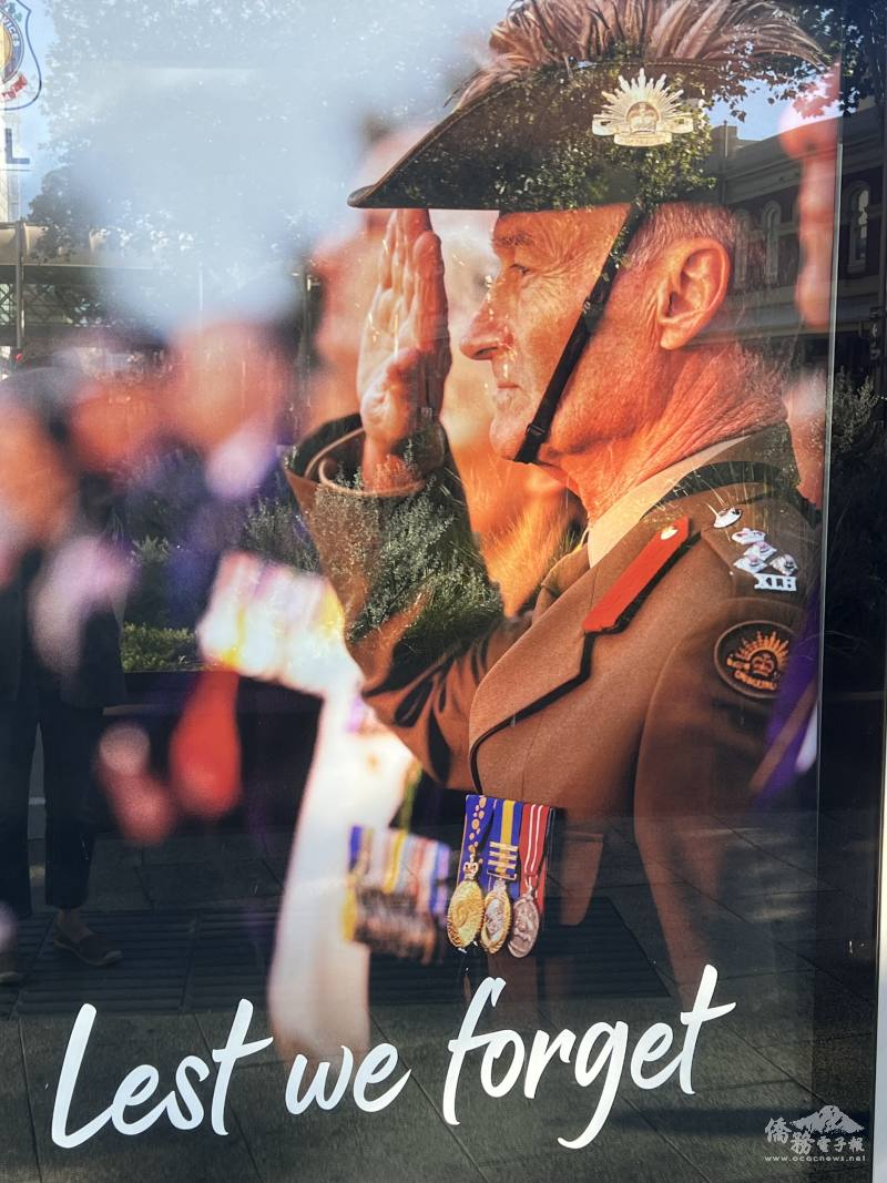 ANZAC Day  公車站廣告 Lest we forget「永誌不忘」
