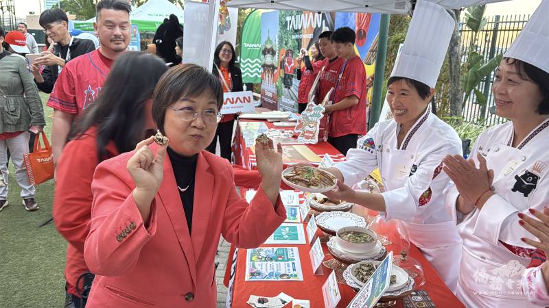 僑委會委員長徐佳青在天使隊棒球場玫瑰園區品嚐臺灣美食