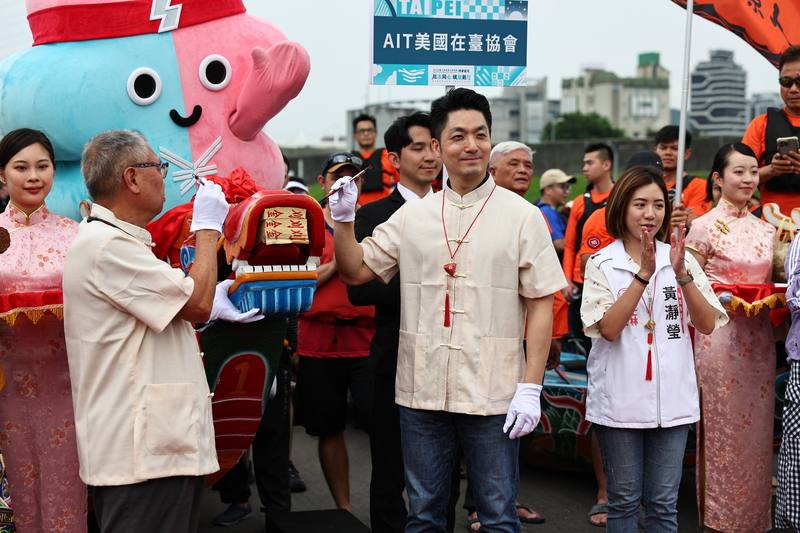 2025台北國際龍舟錦標賽龍舟點睛暨祭江大典3日下午在北投區洲美里屈原宮舉行，台北市長蔣萬安（前中）出席，為龍舟開光點睛。前右為民眾黨台北市議員黃瀞瑩