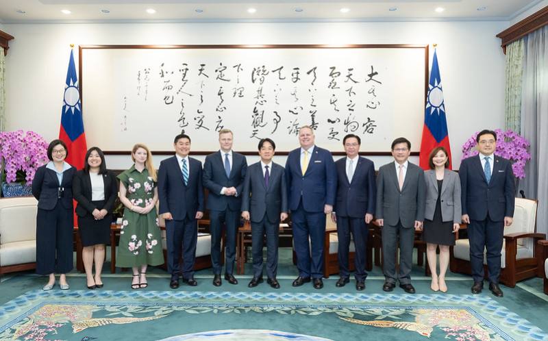 President Lai poses for a photo with a delegation from the Atlantic Council.
