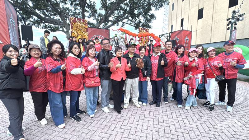出席天使棒球隊「臺灣日」活動的部分貴賓合影