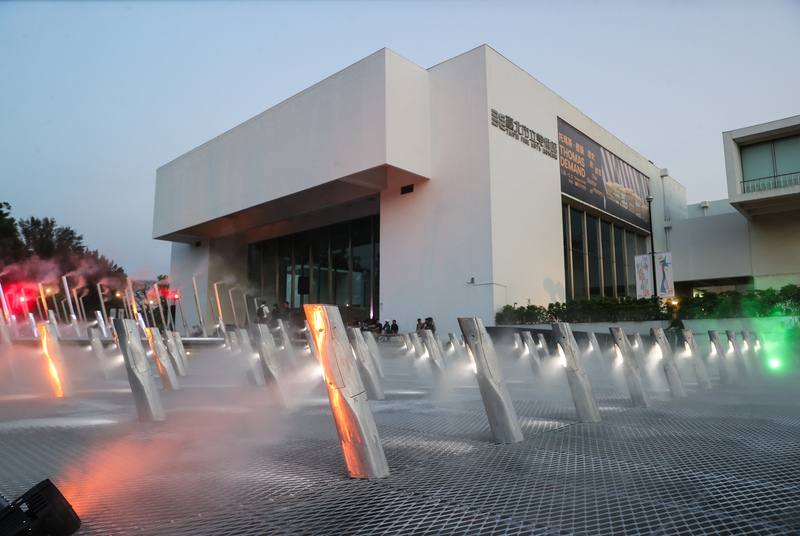 台北市立美術館推動X-site計畫，以戶外廣場為基地廣邀各界提出創作計畫，2025年第12屆首獎作品「毛孔城市－佔領計畫」從都市熱島效應出發，打造融合藝術與地景的實驗場域，思索氣候變遷對城市與人類生活所帶來的影響