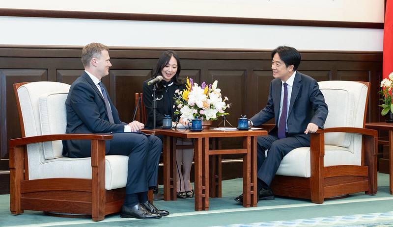 President Lai exchanges views with Vice President of the Atlantic Council Matthew Kroenig.