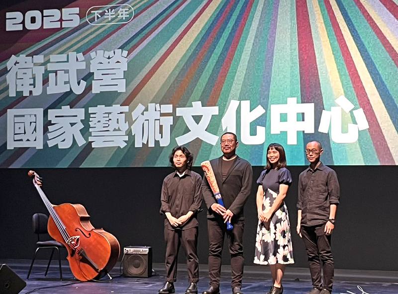 衛武營國家藝術文化中心3日公布2025下半年節目，衛武營藝術總監簡文彬（左2）與金音獎得主爵士女伶羅妍婷（右2）和表演團隊參與記者會