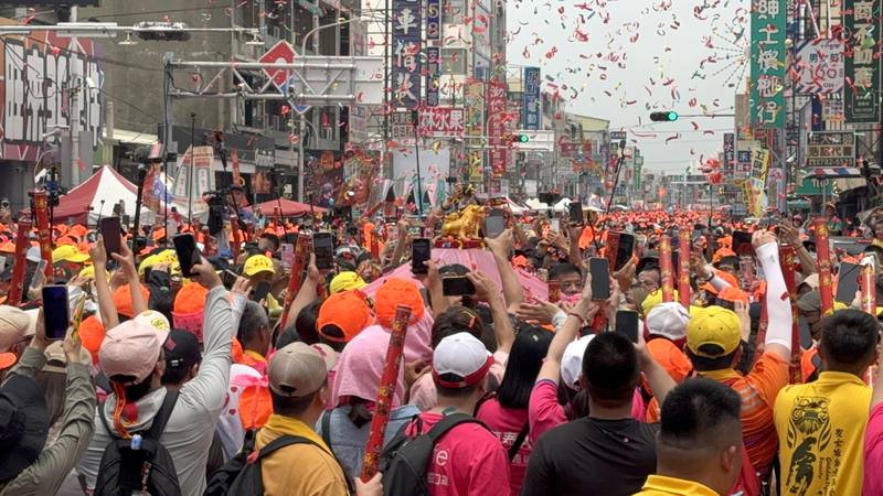 2025乙巳年白沙屯媽祖徒步進香1日深夜登轎後啟程，3日中午12時許抵達雲林北港朝天宮，媽祖鑾轎「粉紅超跑」飆速，成功挑戰36小時200多公里，數十萬名香燈腳隨著媽祖鑾轎湧進北港鎮，現場人山人海