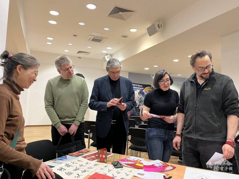 搭配柏林文化廳的文化活動, 柏林華語文中心前往設攤招生之餘, 也以書畫吸引德國友人的目光