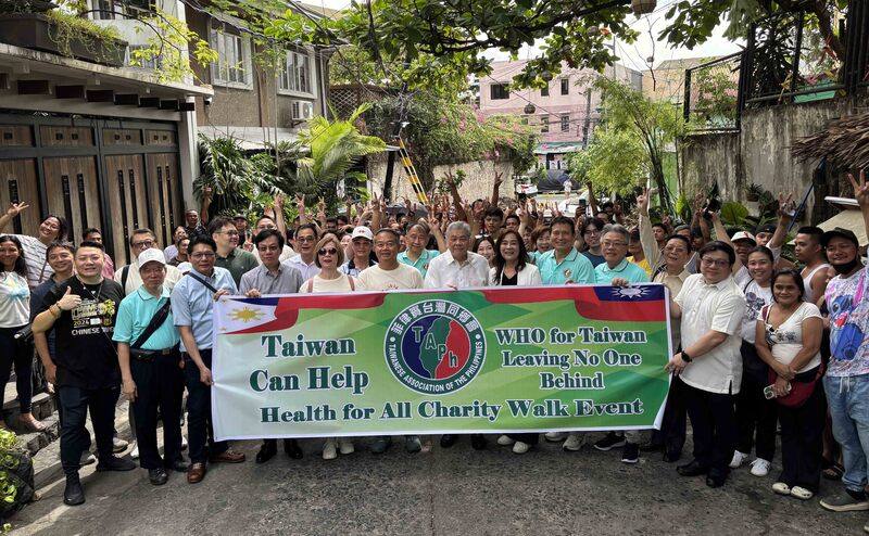 菲律賓台灣同鄉會3日在大馬尼拉地區卡羅肯市舉辦Taiwan Can Help公益健走，數百名台灣鄉親與菲律賓民眾參加，挺台參與世界衛生組織以及世界衛生大會。前排左6為駐菲代表周民淦
