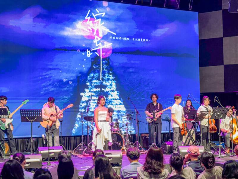 世新大學廣電系暨影視學程今年聯合畢業展演專輯展於台北流行音樂中心率先登場，共有7組創作者演出，展現多元曲風。（世新大學提供）