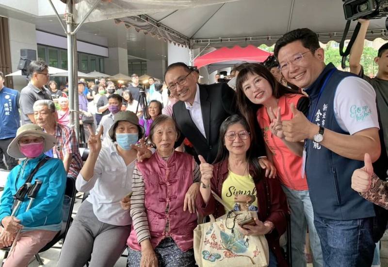 新北市中和區安邦社會住宅3日舉行入厝園遊會，新北市長侯友宜（立者右3）、民進黨籍議員張嘉玲（立者右2）、國民黨籍議員金瑞龍（立者右）到場與住戶同樂。（新北市城鄉局提供）
