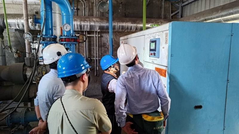 台灣碳費制度正式上路，高雄市有105家企業須繳納碳費，市府環保局成立「自主減量計畫輔導團」，由專業背景團隊深入廠區提供一對一協助，並呼籲高雄市內應申報企業把握機會，在6月30日前完成自主減量計畫申請，爭取優惠費率。（高雄市環保局提供