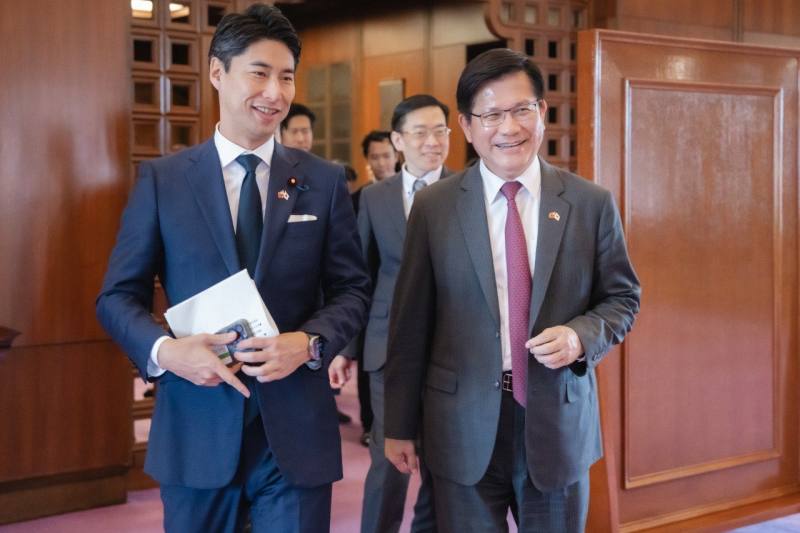 外交部長林佳龍（右）歡迎日本自民黨青年局長中曾根康隆眾議員（左）一行