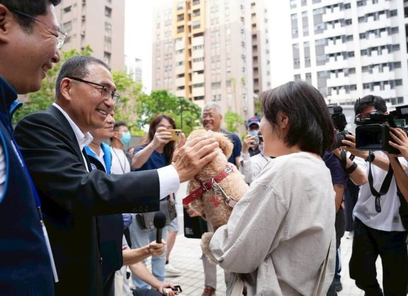 新北市中和區安邦社會住宅入厝園遊會3日熱鬧舉行，新北市長侯友宜（前左2）也到場共襄盛舉，並與住戶以及毛小孩互動交流。（新北市城鄉局提供）