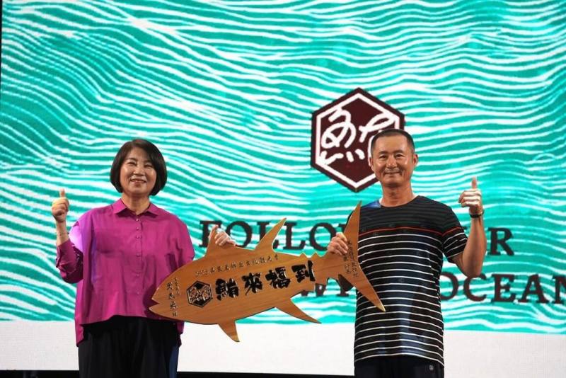 2025屏東黑鮪魚文化觀光季3日登場，屏東縣長周春米（左）晚間現身海洋音樂會與民眾同樂，同時頒發今年屏東第一鮪祝賀匾額給漁船「茂豐祥號」船主陳保勝（右）。（屏東縣政府傳播暨國際事務處提供）