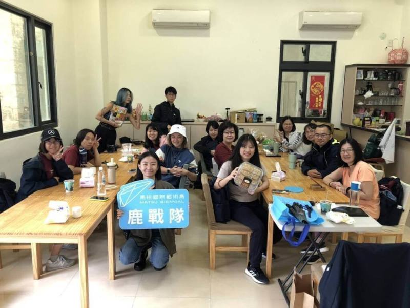 首頁 / 地方
馬祖國際藝術島募「鹿戰隊」志工 供食宿交通
2025/5/3 17:53（5/3 18:01 更新）
第3屆馬祖國際藝術島將於9月5日正式開展，即日起募集志工「鹿戰隊」，協助展場導覽、巡檢維護等工作。圖為第2屆馬祖國際藝術島志工合影。（馬祖國際藝術島總營運提供）