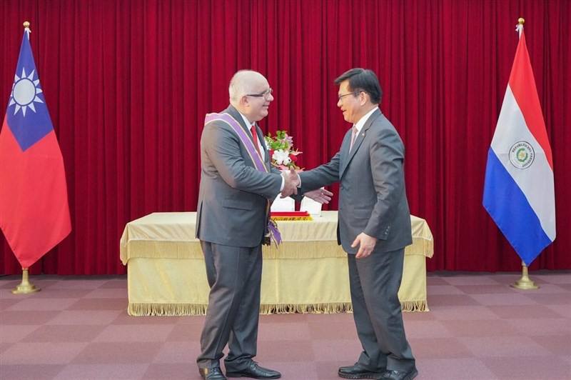 Foreign Minister Lin Chia-lung (right) honors outgoing Paraguayan ambassador to Taiwan Carlos José Fleitas Rodríguez (left) with Taiwan's Order of Brilliant Star with Grand Cordon at a ceremony on Friday. Photo courtesy of the Ministry of Foreign Affairs