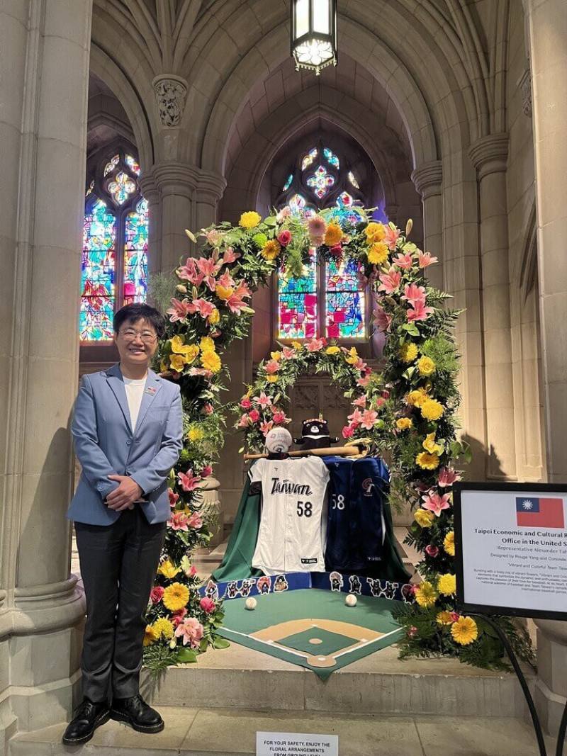 美國華盛頓國家大教堂2日、3日舉辦花卉市集活動，駐美代表處獲邀參加其中的國際花卉展示會，駐美副代表楊懿珊出席開幕典禮，並與代表處參展作品合影。(駐美代表處提供)(圖：中央社)