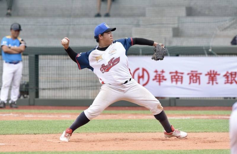 114年TLLB CUP U13台灣社區棒球錦標賽3日開打，A組大神岡金剛社區與台中向上隊交手打到延長賽，9局下靠著再見盜本壘跑回致勝分，終場以7比6搶勝晉級8強。圖為大神岡金剛社區先發投手王羿淂登板。（台灣世界少棒聯盟提供）