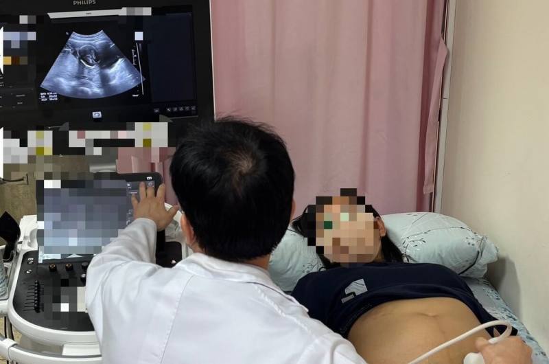 高雄市「好孕行得通」提供每名孕婦28趟次、每趟次180元乘車補助，5月起全面轉型為電子幣，孕婦只要透過手機花5分鐘申請、等5分鐘撥幣，就可獲得5040元電子幣，帶著手機就可搭乘與市府合作的計程車隊前往醫療院所產檢，感受智慧科技帶來的便利快捷。（高雄市社會局提供）