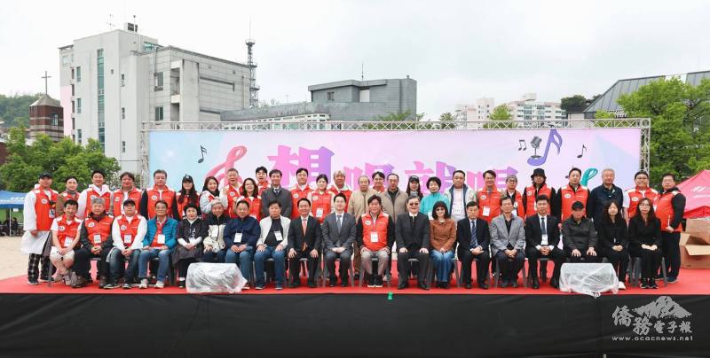 梁光中伉儷與漢城華僑協會團隊及貴賓合影