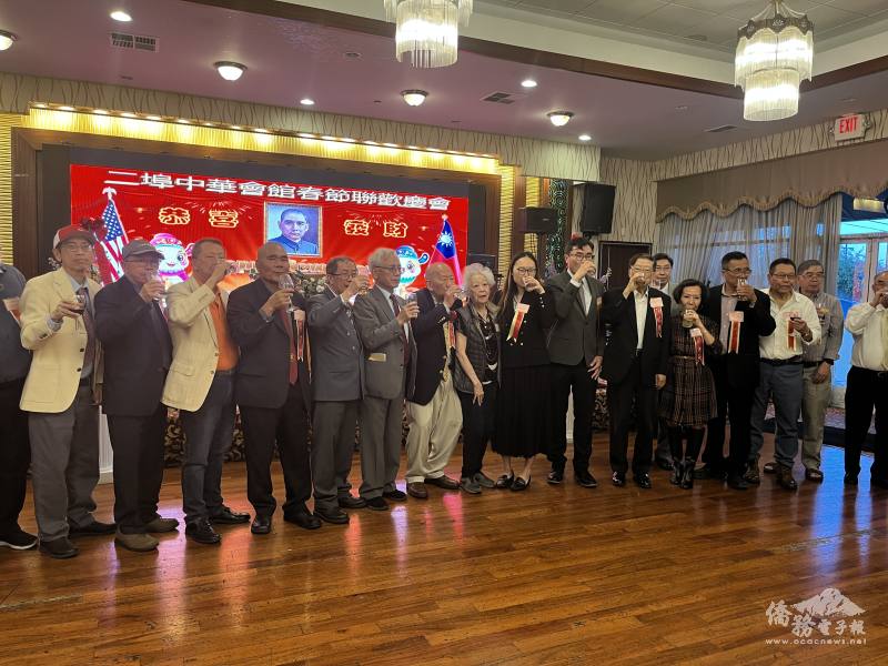 中華會館全體代表向來賓敬酒
