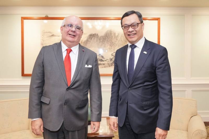 外交部政務次長陳明祺代表款宴巴拉圭共和國駐台大使費卡洛（Carlos José Fleitas Rodríguez）並合影