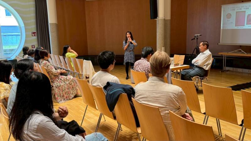 旅德作家黃文鈴在分享其創作《誰是外來者》，深入探討數十年來亞裔移民在德國與臺灣的生活經歷與經驗