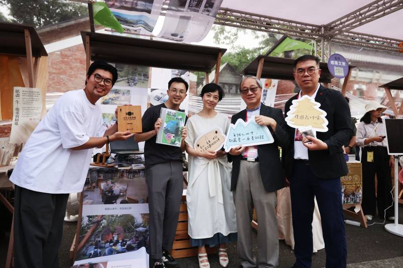 文化部長李遠（右2）及環境部長彭啓明（右1）開箱文化百頁市集，並邀請民眾今明（3、4）日前來細細品味6大區域主題特色。