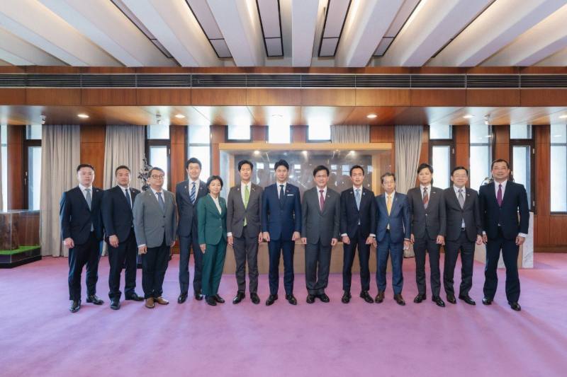 外交部長林佳龍與日本自民黨青年局長中曾根康隆眾議員一行合影