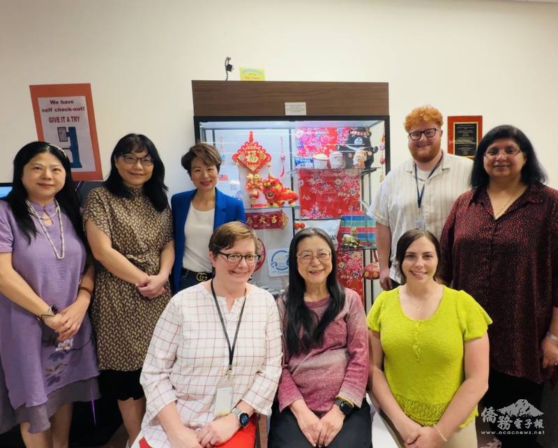 新海中文學校與其臺灣華語文學習中心 (TCML) 與含德市傳統文化委員會、含德市圖書館人員合影