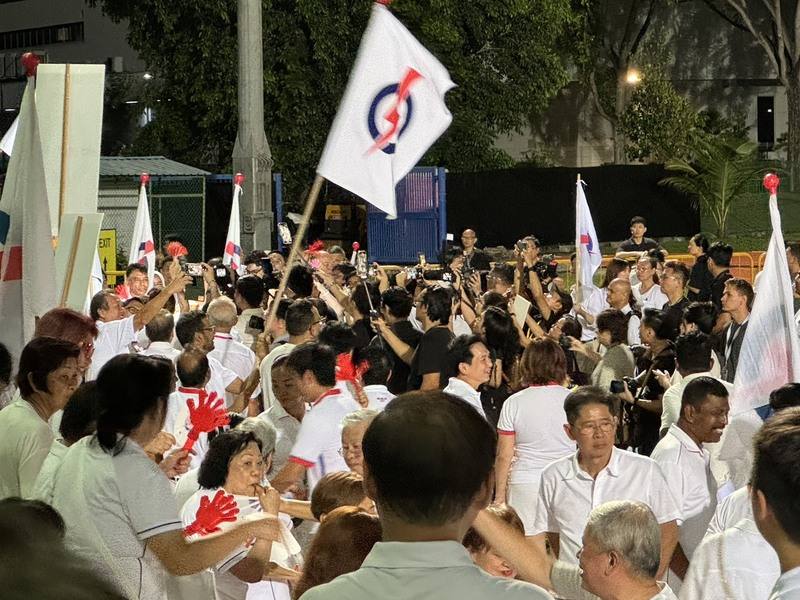 新加坡大選登場，人民行動黨支持者湧入楊厝港體育場。