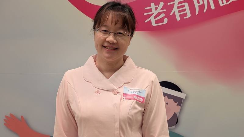 成大醫院護理部督導陳嘉容（圖）因兒時父親重病卻無法進入加護病房探望，因此立志成為護理師，盼把父親掌心最後的溫暖傳下去，3日獲頒「南丁格爾績優奉獻獎金獎」肯定。