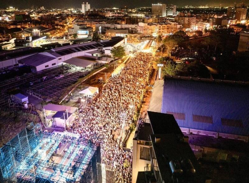 2025屏東黑鮪魚文化觀光季3日在東港正式揭幕，首場海洋音樂會湧入大批人潮，共同欣賞音樂人動力火車、王識賢、朱海君、派偉俊等人的精彩演出。（屏東縣政府傳播暨國際事務處提供）