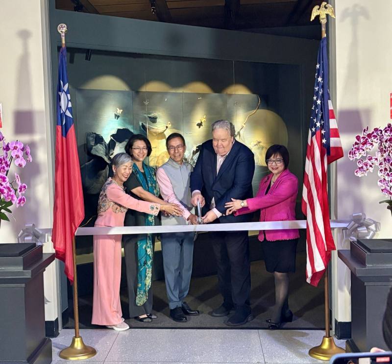 （左起）加州寶爾博物館董事長施劉秀枝、駐休士頓辦事處處長蕭伊芳、藝術家陳智權、休士頓自然科學博物館館長喬爾‧巴奇及全國亞裔總商會總裁董繼玲等於展覽開幕剪綵。（駐休士頓臺灣書院提供）