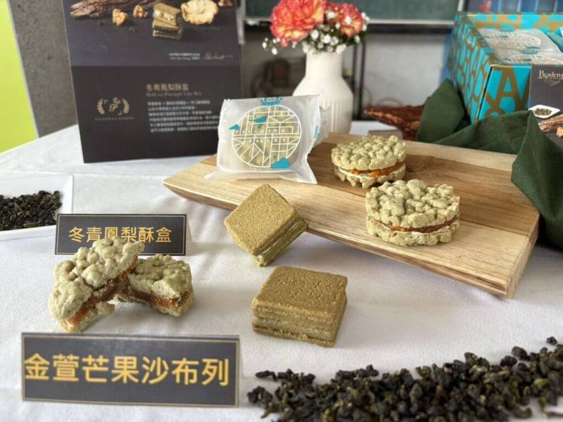 高雄市杉林社區發展協會3日在社區活動中心舉辦新產品成果發表會，宣布推出由社區與餐飲集團共同研發的「杉林金鳳和弦伴手禮」，包含「鳳梨酥盒」及「金萱芒果沙布烈」2款風味甜點。（高雄市農業局提供）