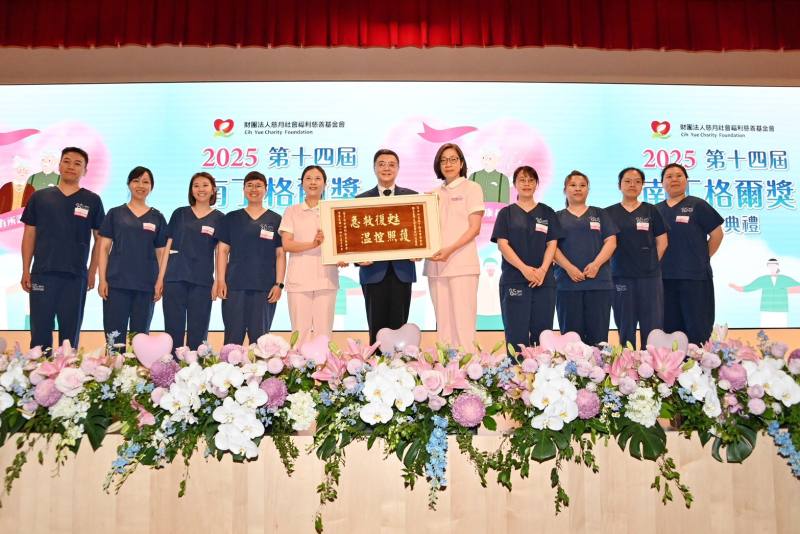 行政院長卓榮泰3日出席「慈月基金會第14屆南丁格爾獎頒獎典禮」