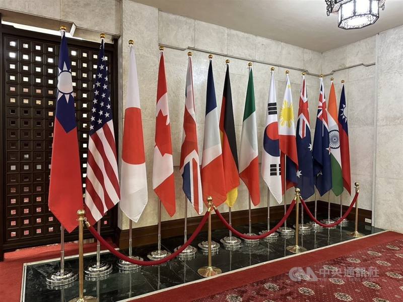 圖為外交部正門新增12面G7與印太國家國旗。（中央社檔案照片）