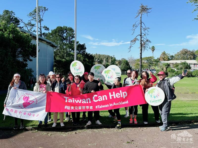紐西蘭僑胞們自發性地在高爾夫練習場前舉牌，共同聲援支持臺灣參與WHO，傳遞共同心聲